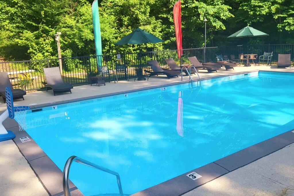Luxe Retreat - June Sale! - Easy Drive - Xl Swim Spa - Award Winning! Sevierville Ngoại thất bức ảnh
